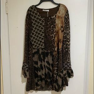 NWT Ladies size Medium long, cute top.